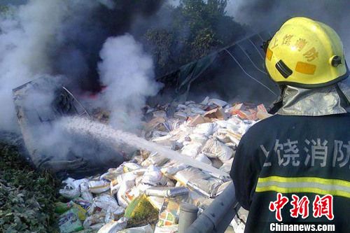 8月1日6時左右，滬昆高速上饒段一貨車側(cè)翻著火，駕駛室燒成空殼。圖為現(xiàn)場一片狼藉，貨物散落一地。吳兵章 攝
